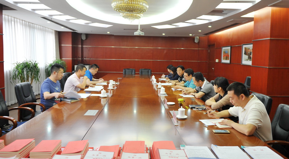 冉小鸿副书记(右四)介绍我院党建情况
